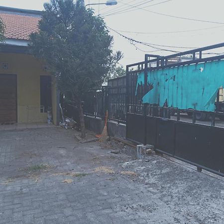 Kost Backpacker Hotel Sidoarjo Kültér fotó