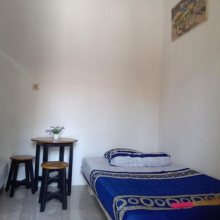 Kost Backpacker Hotel Sidoarjo Kültér fotó