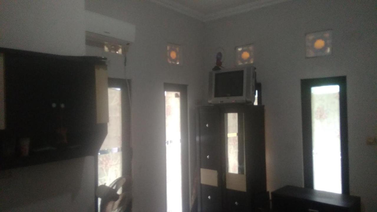 Kost Backpacker Hotel Sidoarjo Kültér fotó