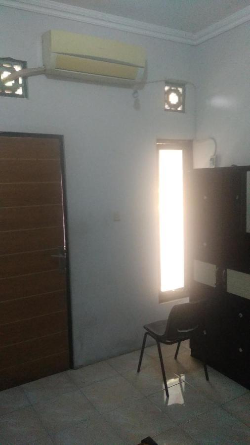 Kost Backpacker Hotel Sidoarjo Kültér fotó