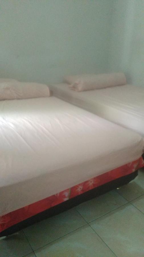 Kost Backpacker Hotel Sidoarjo Kültér fotó