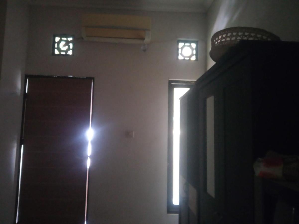 Kost Backpacker Hotel Sidoarjo Kültér fotó