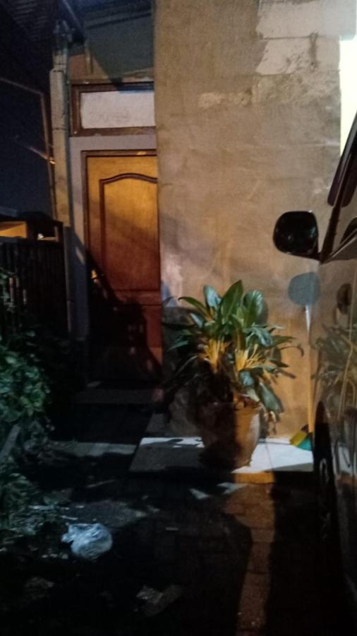 Kost Backpacker Hotel Sidoarjo Kültér fotó