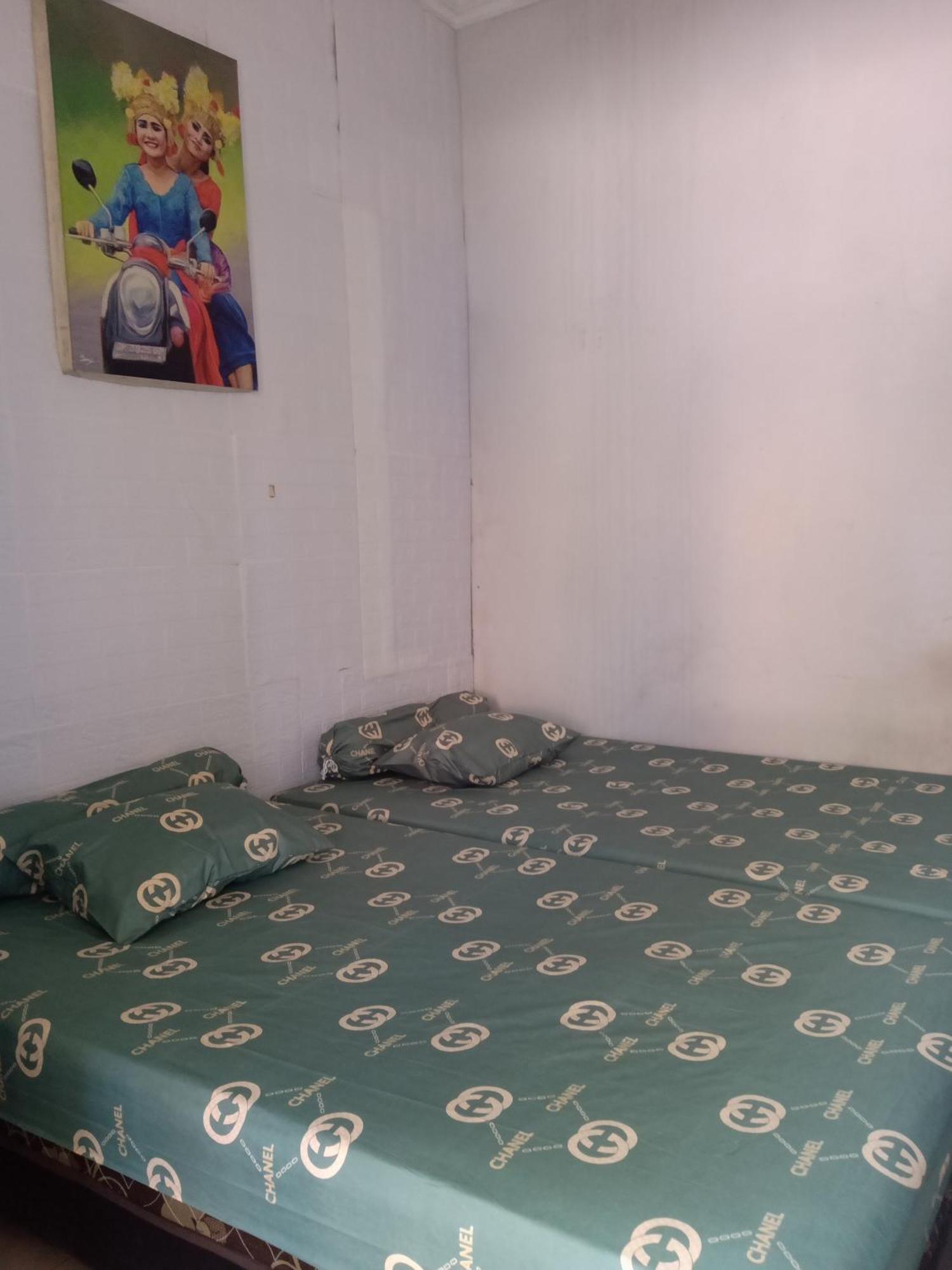 Kost Backpacker Hotel Sidoarjo Kültér fotó