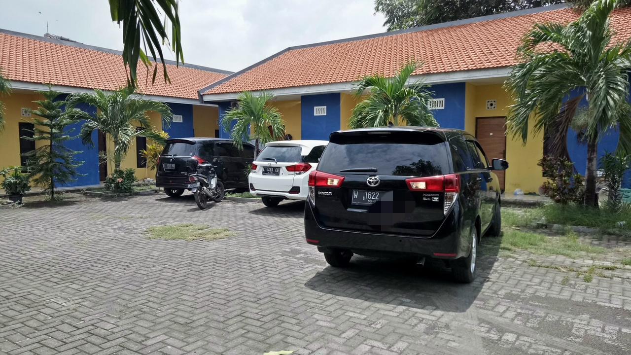 Kost Backpacker Hotel Sidoarjo Kültér fotó